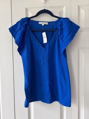 LOFT Women's Royal Blue V-Neck Flutter Sleeve Top
Size M
NWT
Smoke free home